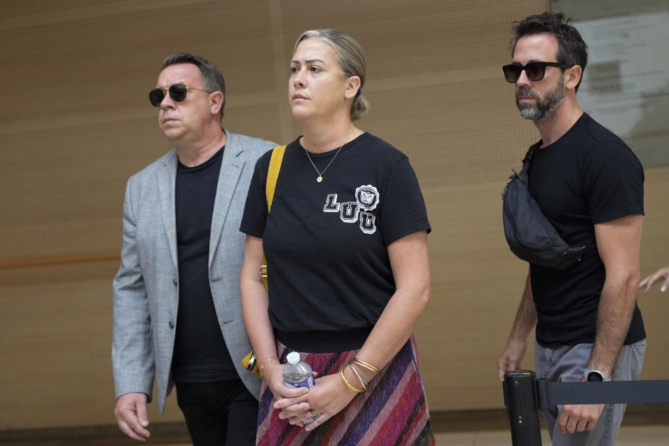 Les enfants de Gisèle Pélicot, Caroline, Florian (à droite) et David arrivent au tribunal d'Avignon.