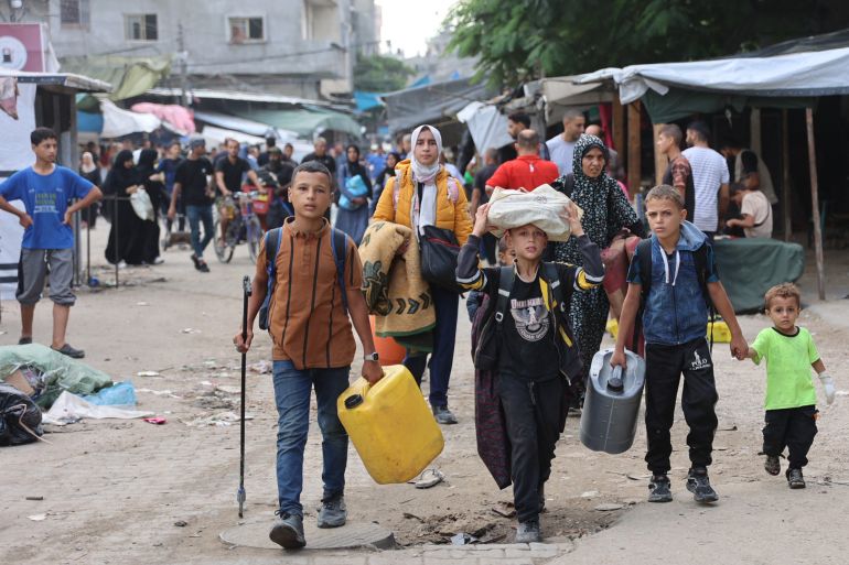 Palestyńskie rodziny przybywają do miasta Gaza po ewakuacji swoich domów w rejonie Dżabalii 6 października,