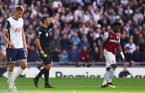 Andy Madley shows Mohammed Kudus the red card.